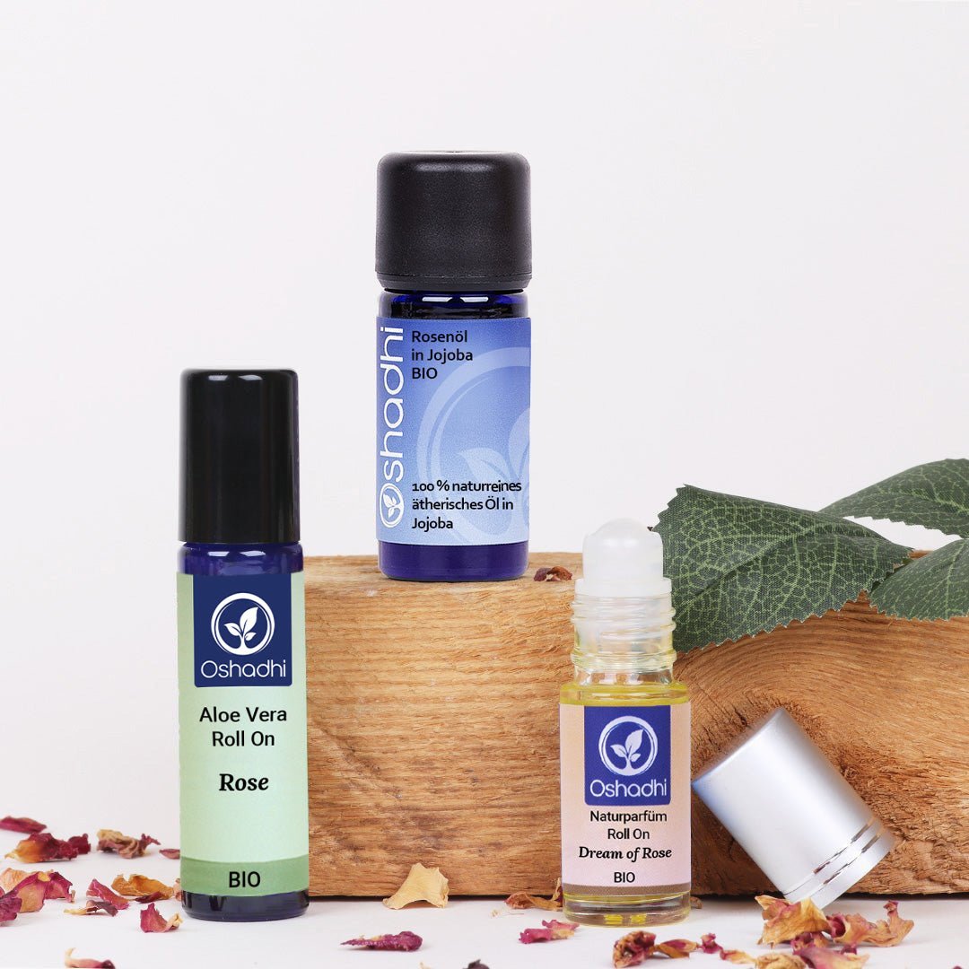 Holzklotz im Hintergrund, Roll-On mit Aloevera-Mischung, Naturparfüm Roll-on mit Rosenmischung und Rosenöl in Jojoba gemisht