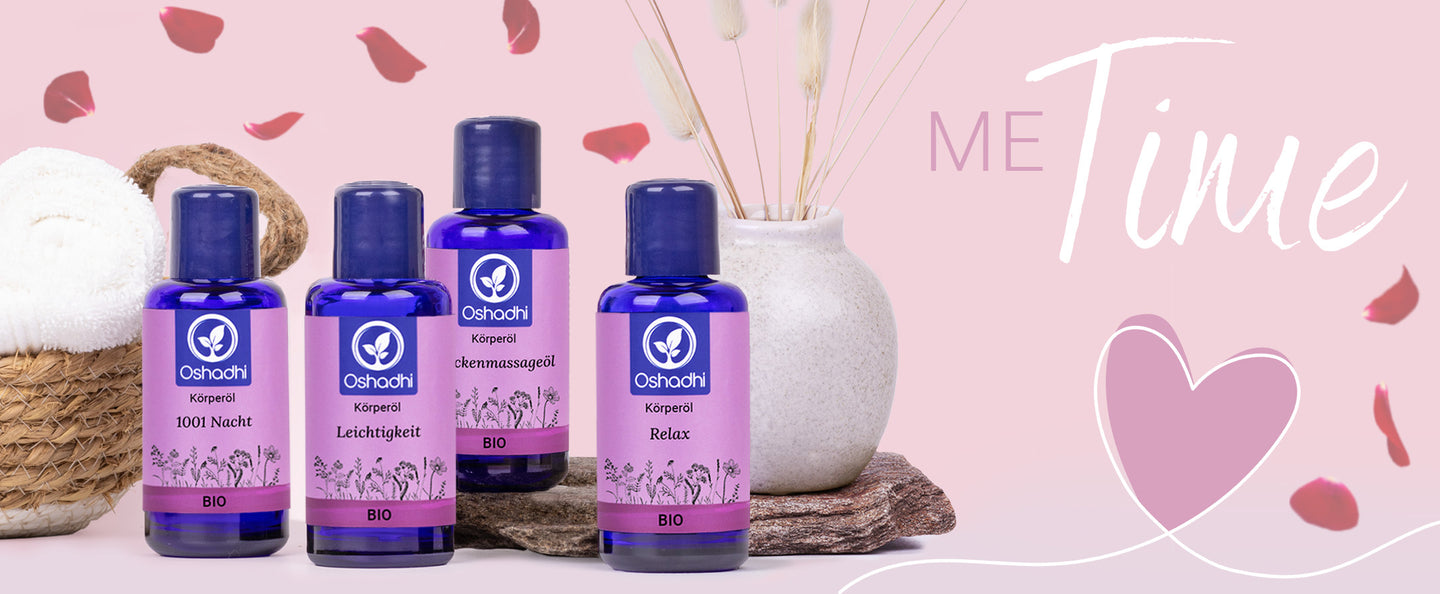 Körperöle mit Blumenvase und Handtuch