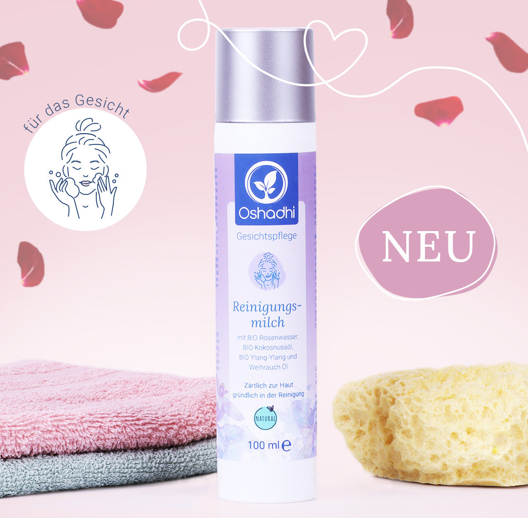 Waschlappen, Waschstein und Gesichtreinigungsmilch miit Rosen im Hintergrund